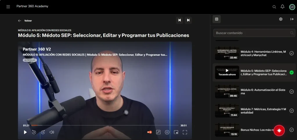 Captura de David Becerra formador de Monetizagram durante una clase