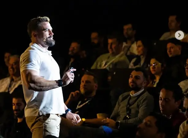 Imagen de Miguel Navarro durante una conferencia frente a un gran auditorio